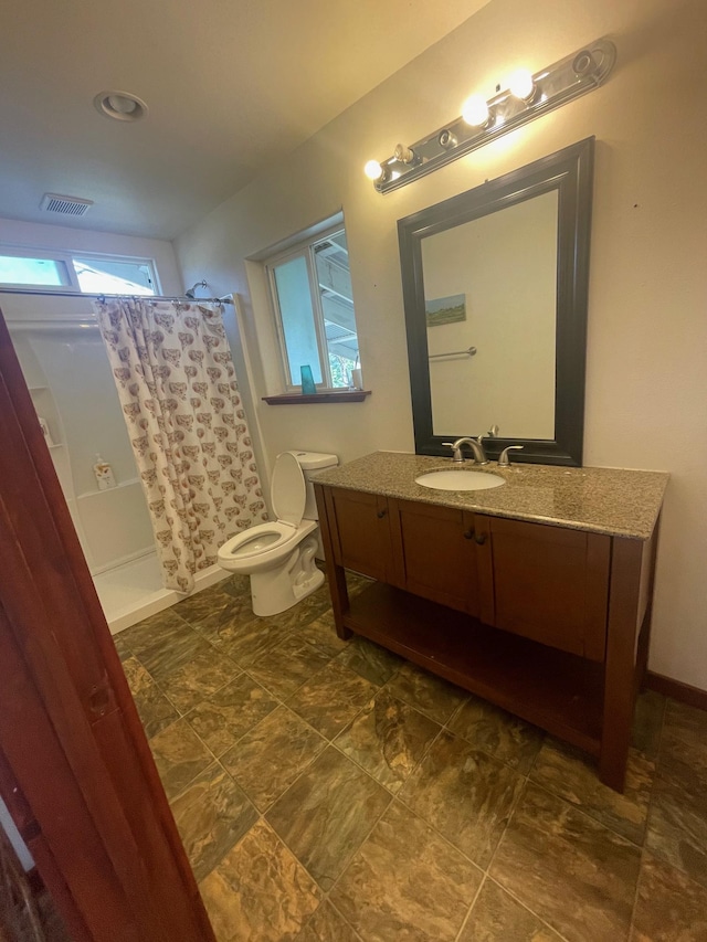 full bath featuring toilet, shower / bath combo with shower curtain, vanity, and visible vents