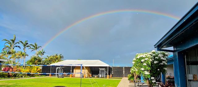 view of property's community featuring a lawn