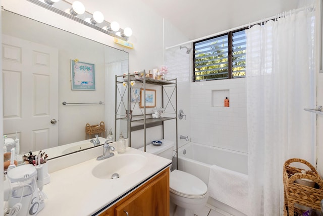 full bath with shower / tub combo with curtain, vanity, and toilet