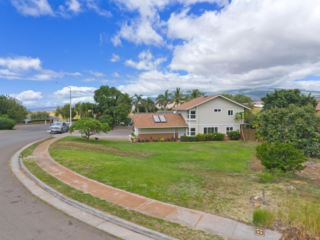 view of front of property featuring a front yard