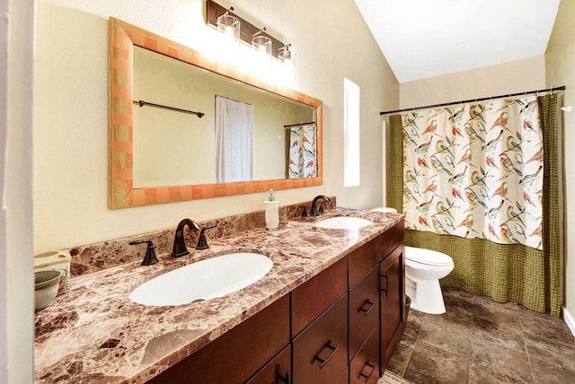 bathroom featuring curtained shower, a sink, toilet, and double vanity