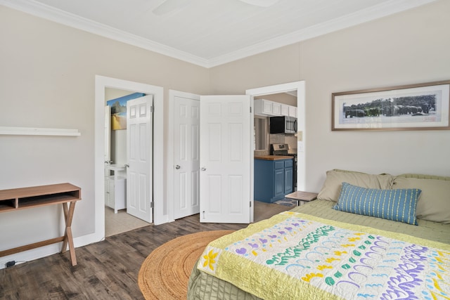 bedroom with ceiling fan, crown molding, and hardwood / wood-style flooring