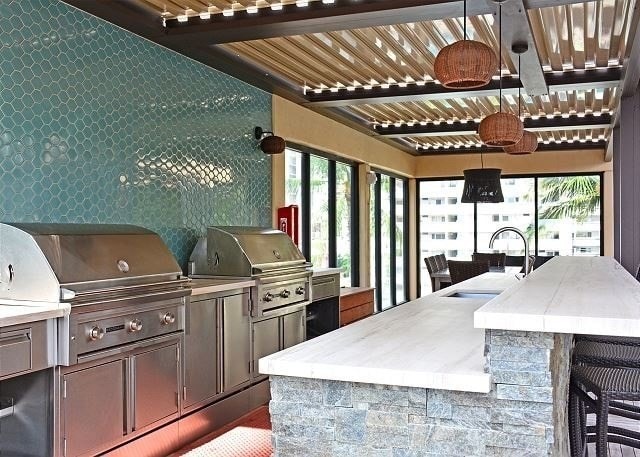 kitchen featuring sink and a kitchen island with sink