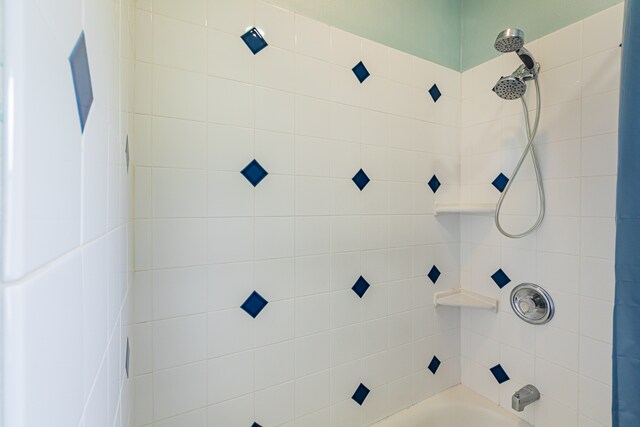 bathroom featuring tiled shower / bath combo