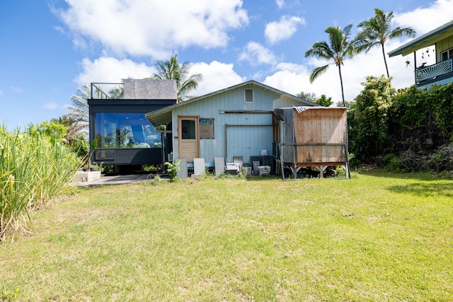 back of house featuring a lawn