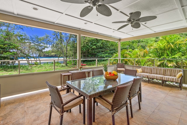 sunroom with ceiling fan