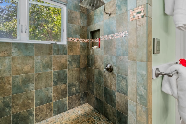 bathroom featuring tiled shower