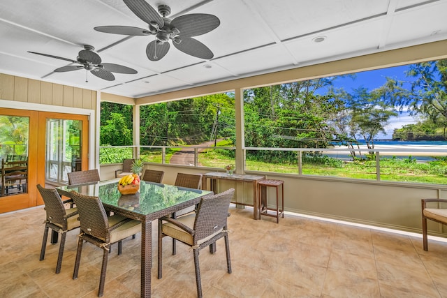 sunroom with ceiling fan