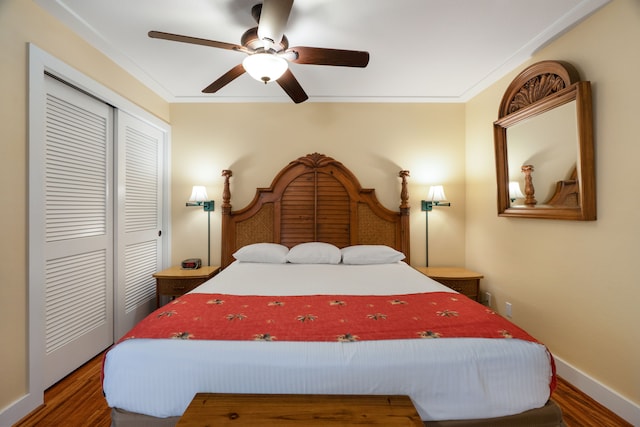 bedroom featuring a closet, ceiling fan, dark hardwood / wood-style flooring, and ornamental molding