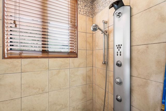 bathroom featuring a tile shower