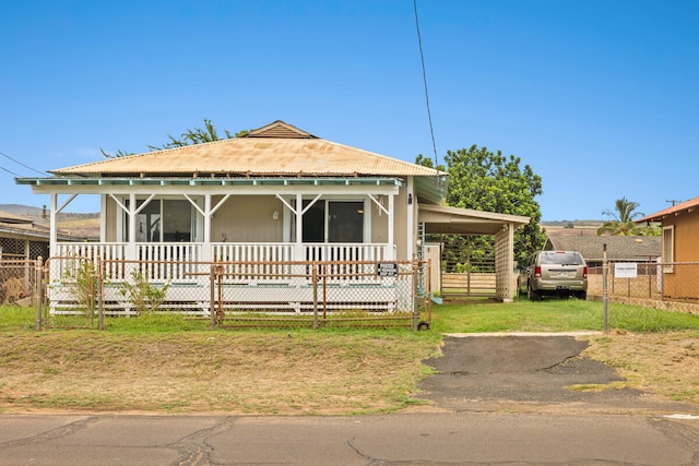 view of front of property featuring a carport and a front lawn