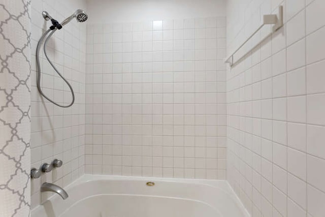 bathroom with tiled shower / bath combo