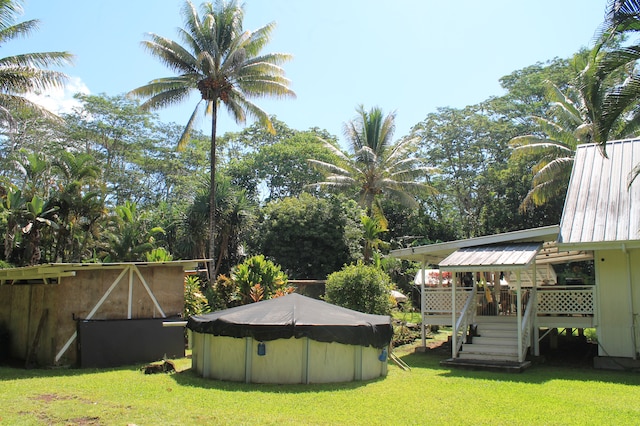 view of yard with a pool