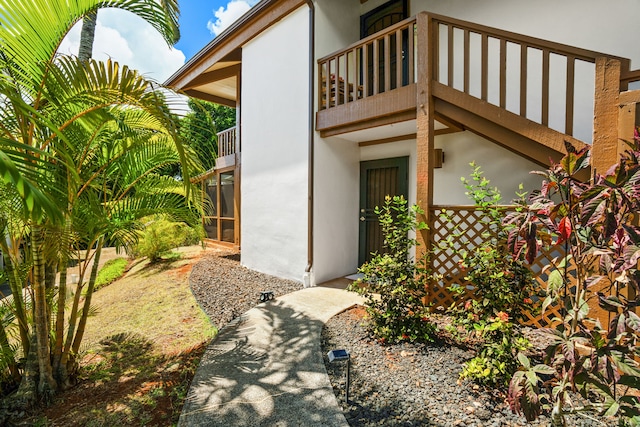 entrance to property featuring a balcony