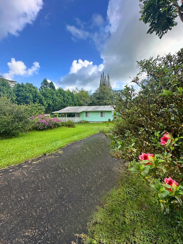 view of front of property with a front yard