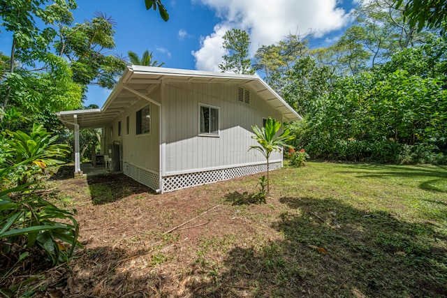 view of side of property featuring a lawn