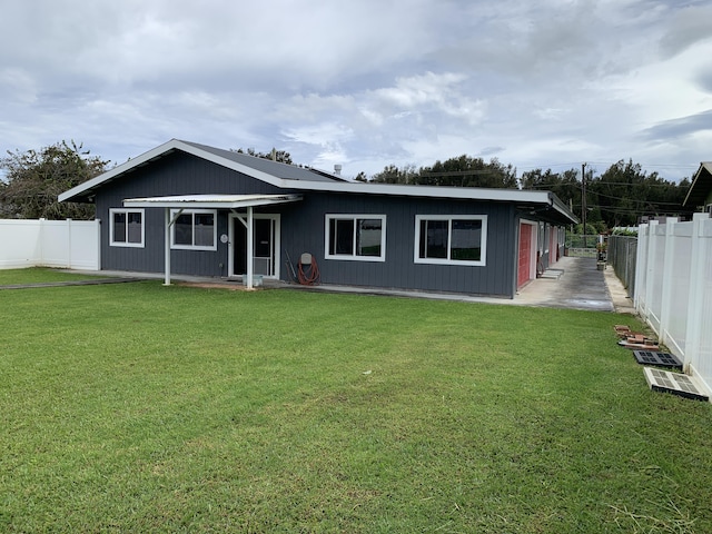 view of front facade with a front lawn