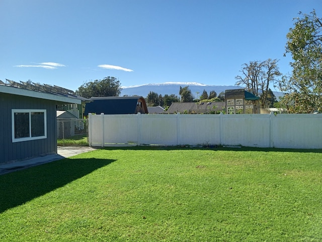 view of yard featuring a mountain view