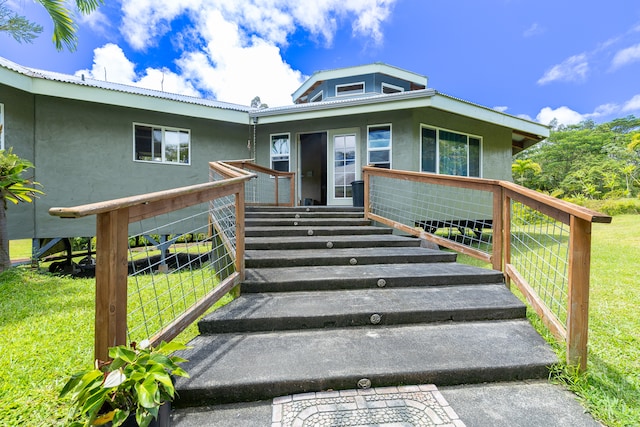 view of front of property featuring a front yard and a deck