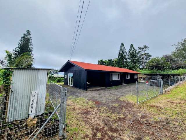 view of yard with an outdoor structure