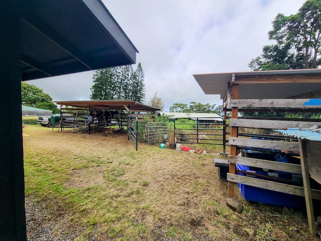 view of yard featuring an outbuilding