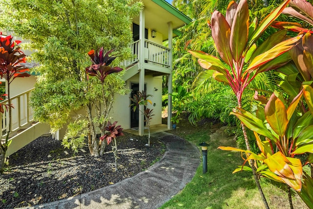 view of yard with a balcony