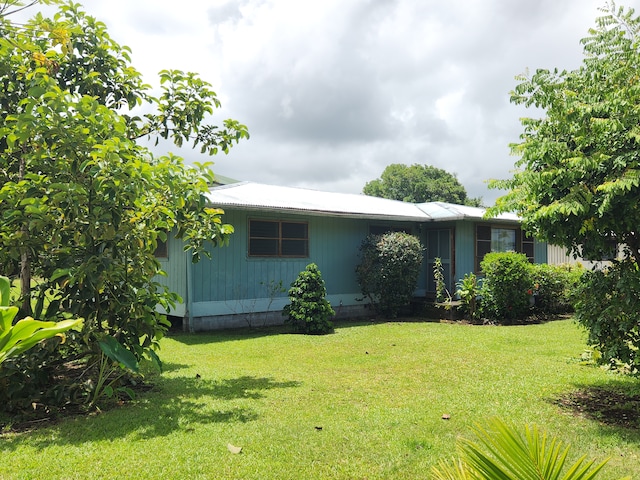 view of front facade featuring a front lawn