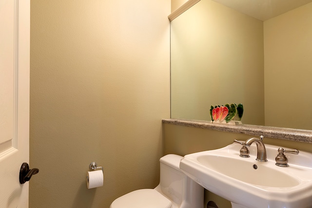 bathroom featuring toilet and sink