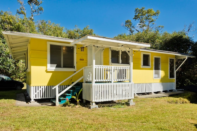 view of front of house featuring covered porch and a front yard