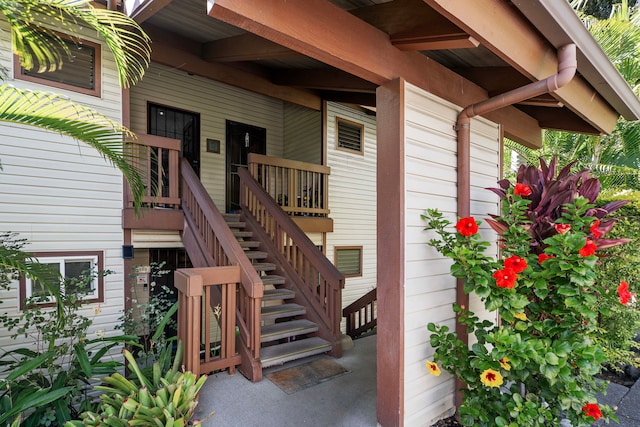 entrance to property featuring a porch
