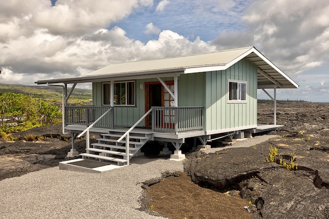 manufactured / mobile home featuring a porch