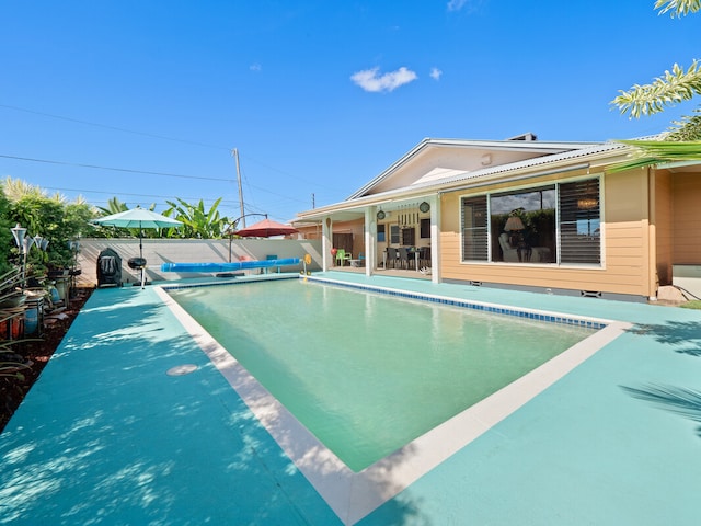 view of swimming pool