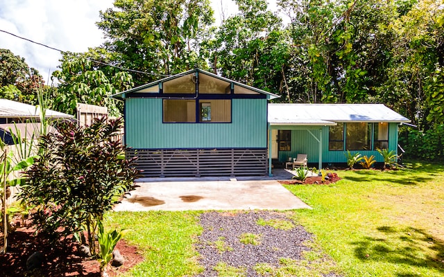 view of front of home featuring a front lawn