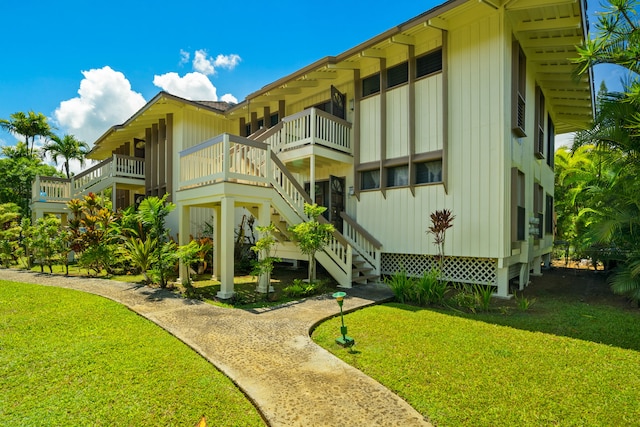 view of side of property featuring a yard