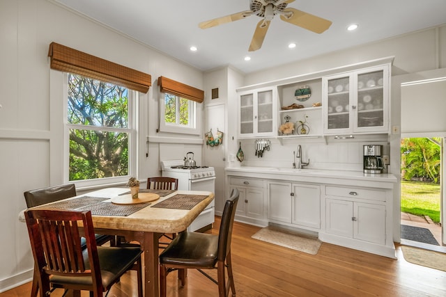 dining space with light wood-type flooring, ceiling fan, and recessed lighting