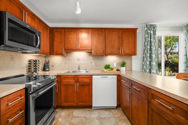 kitchen with backsplash, sink, kitchen peninsula, and stainless steel appliances