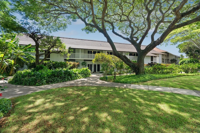 view of front facade featuring a front yard