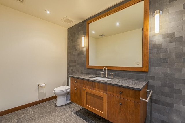 73-4839 Maia Loop Unit 40, Kailua-Kona, HI 96740 - bathroom featuring tile walls, toilet, vanity, baseboards, and recessed lighting