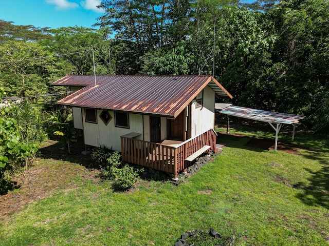 view of side of property featuring a yard