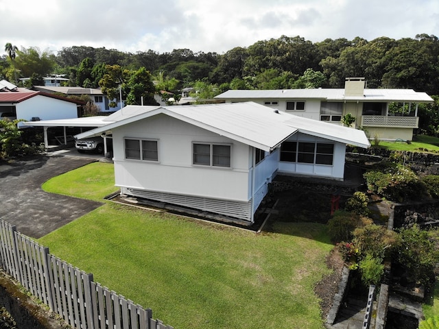 view of front of house with a carport and a front yard