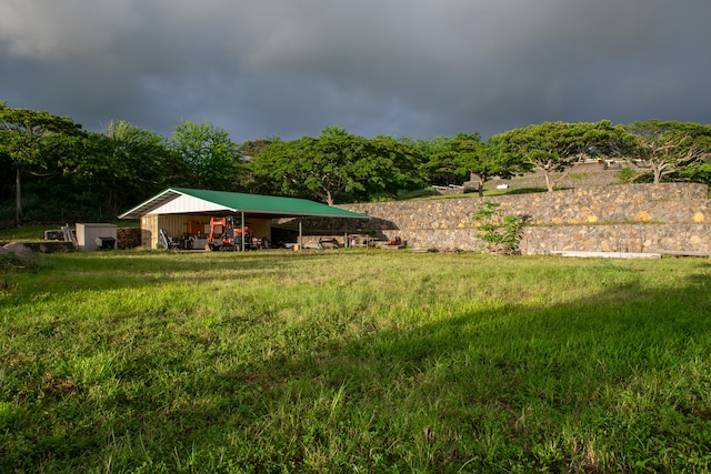 view of yard with an outdoor structure