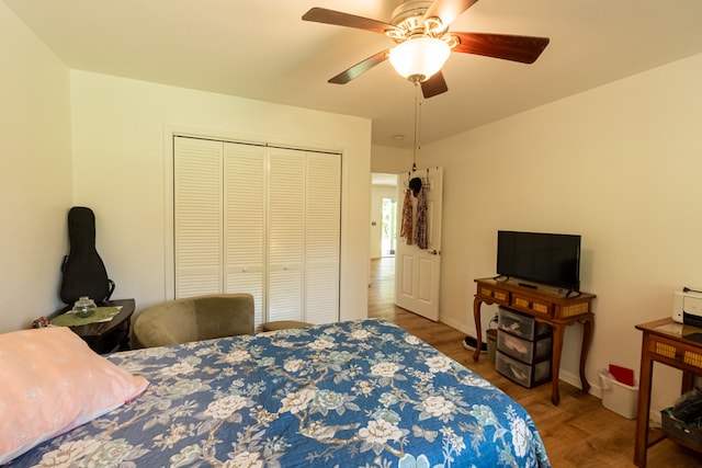 bedroom with hardwood / wood-style floors, ceiling fan, and a closet