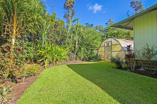 view of yard featuring an outbuilding