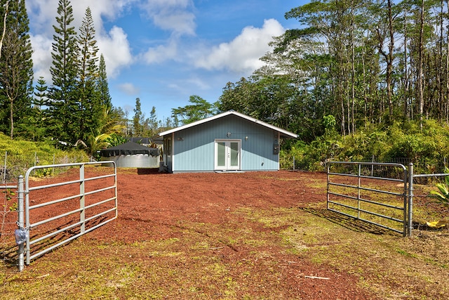 view of yard with an outbuilding