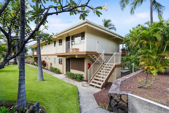 view of front facade featuring a front yard