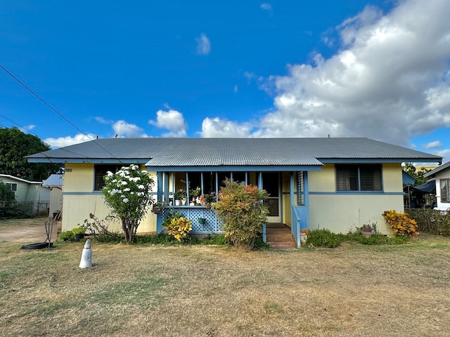 view of front of home featuring a front lawn and covered porch