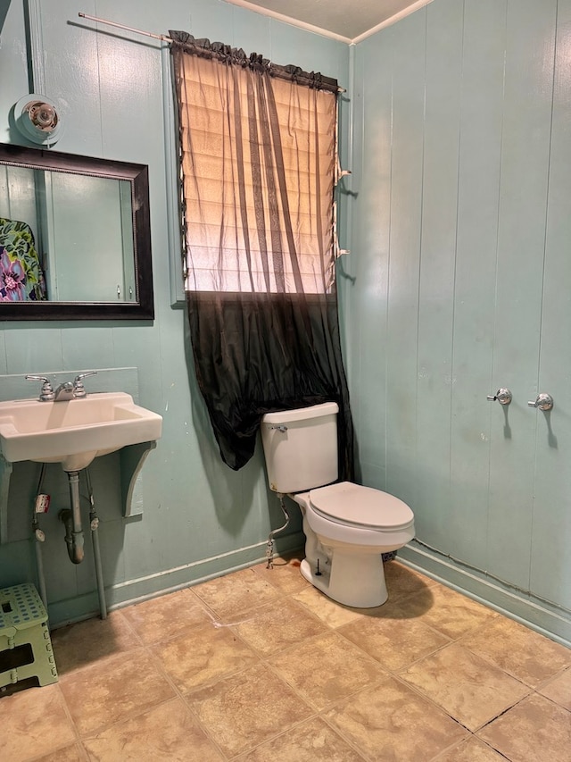 bathroom featuring sink and toilet