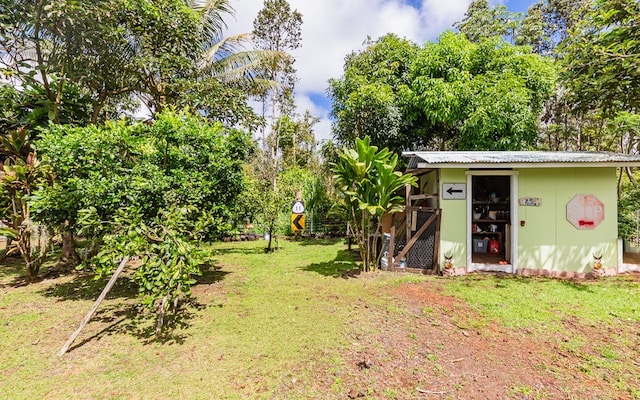 view of yard with a storage unit