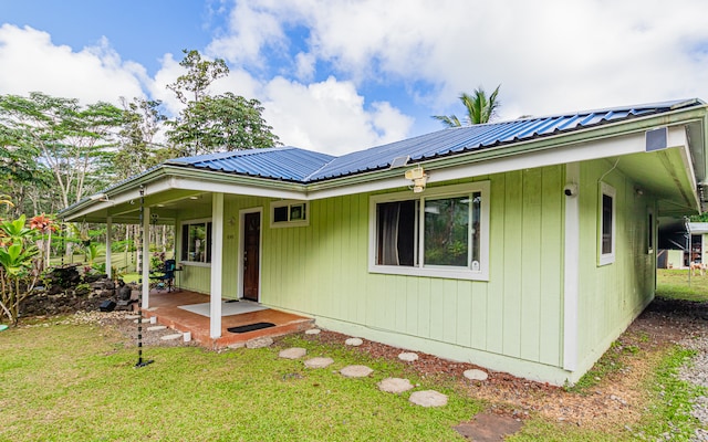 view of front of house featuring a front lawn