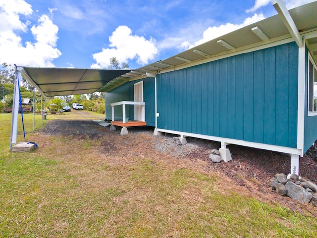 view of side of property featuring a lawn